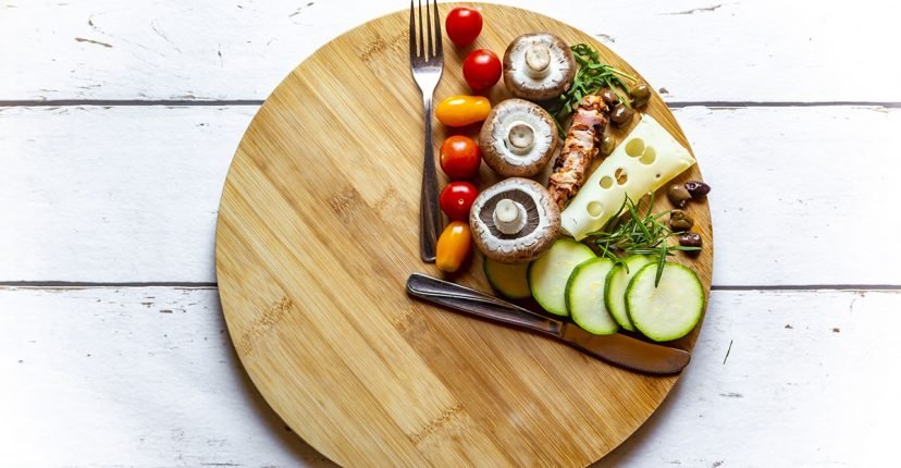ayuno-intermitente-plato-comida-828x430