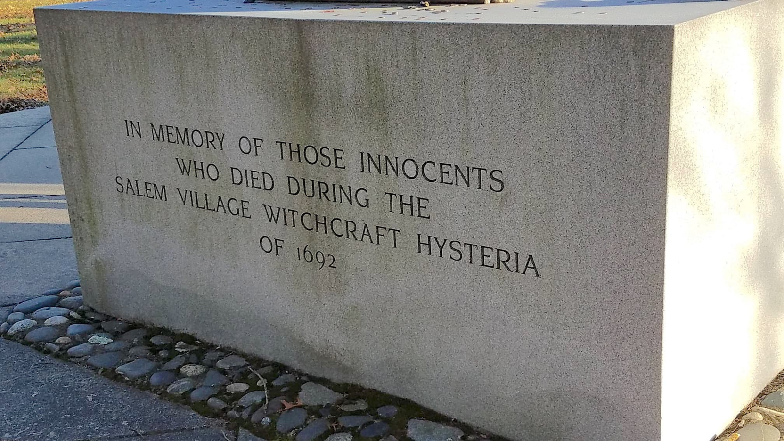 "En memoria de los inocentes que murieron durante el episodio de histeria por brujería de la Aldea de Salem de 1692".
